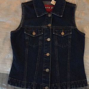 Sleeveless denim jacket
